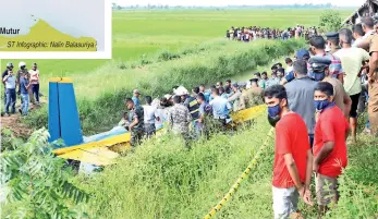  ??  ?? (L) Salvaging operation in progress (Above) people flock to the crash site (Pix by Isanka Sunimal)