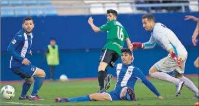  ??  ?? REGATE SIN GOL. Tras marcharse de cuatro rivales, Isi Ros vio como Molo evitó este gol en la línea.