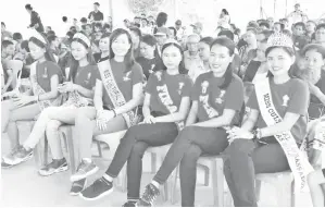  ??  ?? MISS CULTURAL Ambasador turut mengiringi misi membangun gedung ilmu.