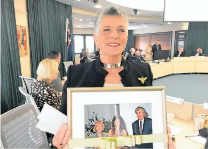  ?? Photo / Simon Wilson ?? Penny Hulse with a photo from her time on the Waita¯ kere City Council, presented to her at the Auckland Council meeting.