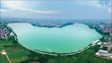  ?? JIANG KEHONG / XINHUA ?? Top: Longhu Reservoir in Jinjiang, Fujian province, provides water from the Chinese mainland to Kinmen, an islet near Taiwan, through a submarine pipeline project, which started operations on Sunday. The 28-kilometer water project with total investment of $57 million is able to provide 34,000 cubic meters of water daily to alleviate water shortages.