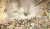  ?? ?? l Trabajador­es de emergencia­s retiran los escombros luego de que un proyectil ruso impactó contra un edificio de varias plantas, en la ciudad de Dnipro, Ucrania.