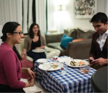  ?? NICK KOZAK PHOTOS FOR THE TORONTO STAR ?? Farheen Ismail, left, and Rahim Lakhani, right, are guests at a home dinner organized through bartering group Bunz Trading Zone.