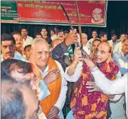  ?? HT PHOTO ?? BJP president Rajnath Singh along with partymen and traders at a function organised by traders in the state capital on Friday.