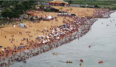  ??  ?? La ciudad de Corrientes cuenta con dos kilómetros de playas para disfrutar de la arena y el agua.