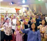  ??  ?? Aida Sevilla-Mendoza (left) with well wishers at her book launch