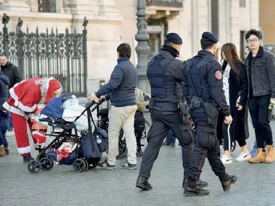  ??  ?? Controlli Eventi blindati a piazza San Pietro con esercito e forze dell’ordine schierati per garantire la sicurezza. Stessa situazione a piazza Navona. Sotto i cartelli segnaletic­i per uscire da piazza Navona e un conta persone