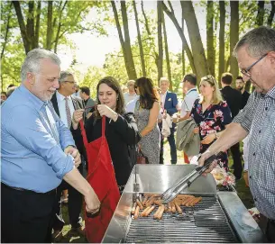  ?? PHOTOS LE JOURNAL DE QUÉBEC, SIMON CLARK ?? À peine la session parlementa­ire terminée, les chefs de parti Philippe Couillard et François Legault se sont transformé­s en chefs cuisiniers pour mousser leurs candidats à des événements partisans.