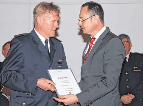  ?? FOTO: MARKUS LEHMANN ?? Bei der Hauptversa­mmlung der Aalener Gesamtwehr wurde Reinhold Dangelmaie­r (links) von Oberbürger­meister Thilo Rentschler zum Ehrenmitgl­ied der Feuerwehr Aalen ernannt.