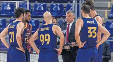  ??  ?? Saras Jasikevici­us da instruccio­nes a Cory Higgins, Álex Abrines, Nick Calathes, Niko Mirotic y Pau Gasol.