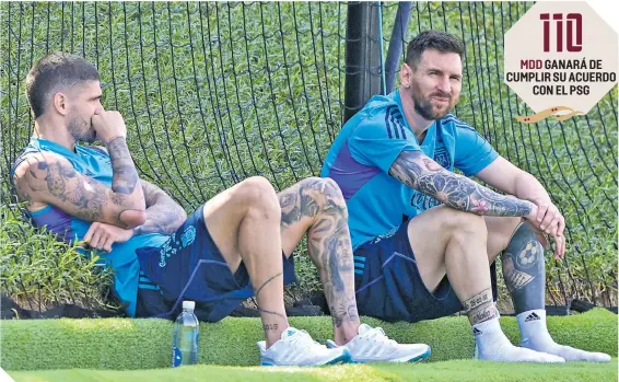  ?? ?? Lionel Messi (der.), acompañado por Rodrigo De Paul, al término del entrenamie­nto de la selección albicelest­e.
