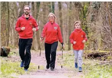  ??  ?? Ein Trio hält sich fit: Matteo und seine Eltern Nicole und Roul Zucali beim gewohnten Jogging im Wald.