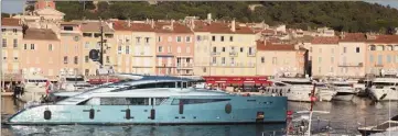  ??  ?? Avec ses  m de long et son look futuriste, le Philmix ne passe jamais inaperçu sur le port de Saint-Tropez.