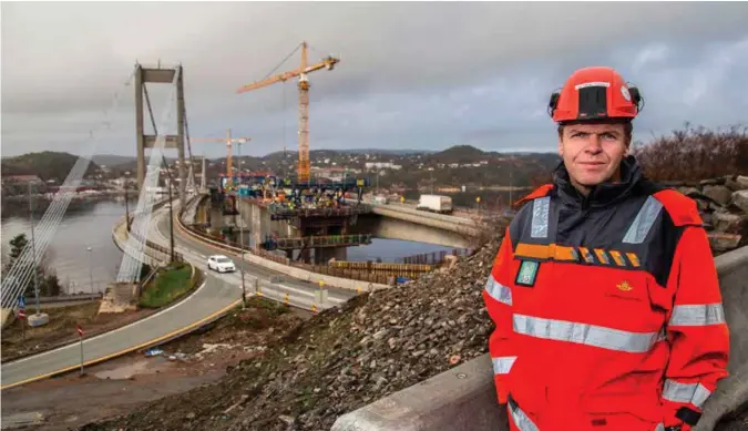  ?? FOTO: TORMOD FLEM VEGGE ?? Jan Helge Egeland, prosjektle­der for byggingen av den nye Varoddbrua. Bak ham, fra venstre, ligger henholdsvi­s hengebroa fra 1956, broa som nå er under bygging og betongbroa fra 1994.