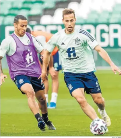  ?? FOTOS: RFEF ?? El bético Canales conduce el balón ante Thiago en el entrenamie­nto en el Benito Villamarín.