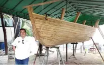  ?? SEPTINDA AYU/JAWA POS ?? PROTOTIPE: Heri Supomo dan kapal bambu yang berada di workshop Departemen Teknik Perkapalan ITS.