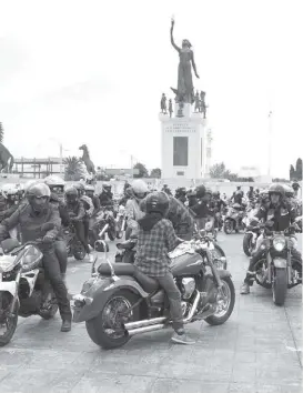  ?? JORGE SÁNCHEZ ?? Decenas de personas transitaro­n por las zonas principale­s de la ciudad.