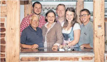  ?? FOTO: PRIVAT ?? Die ganze Familie ist in den Betrieb des Gasthof Ochsen in Pfärrich eingespann­t (von links): Claudia Mayers Vater Benedikt Halder, Claudia Mayers Sohn Florian, die Inhaberin und ihr Mann Helmut Mayer, Tochter Julia Momm mit ihrem Mann Dennis Momm.