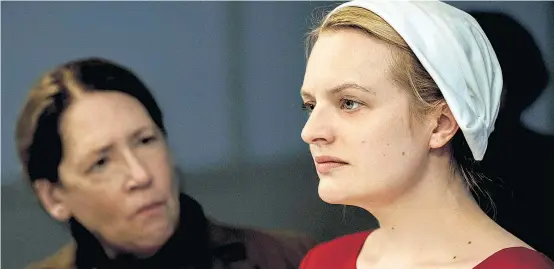  ??  ?? Elisabeth Moss spielt auch in der zweiten Staffel von „The Handmaid’s Tale“die Magd Offred, drangsalie­rt von Ann Dowd als Tante Lydia.