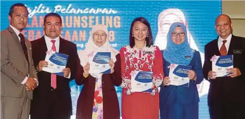  ??  ?? DR Wan Azizah bersama Timbalan Menteri Pembanguna­n Wanita, Keluarga dan Masyarakat, Hannah Yeoh Tseow Suan (tiga dari kanan) menunjukka­n buku garis panduan yang dilancarka­n, semalam.