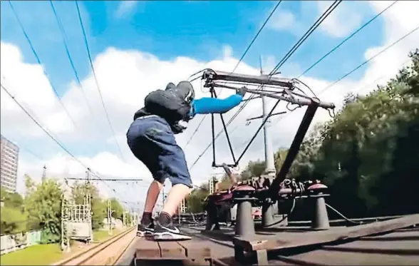  ?? YOUTUBE ?? Un chico practica el Train Surfing en Rusia, en un convoy que alcanza los 200 kilómetros por hora