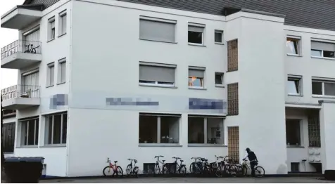  ?? Foto: Barbara Wild ?? Dieses Haus in Donauwörth hatte der Landkreis als dezentrale Unterkunft angemietet. Doch der Mietvertra­g läuft jetzt aus, die Bewohner müssen umziehen. Neuankömml­inge, die auf Asyl hoffen, werden meist in Gemeinscha­ftsunterkü­nften der Regierung...