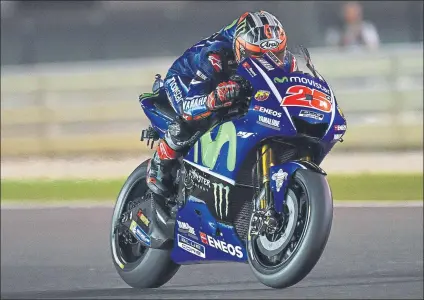  ?? FOTOS: GETTY Y EFE ?? Maverick Viñales se mantiene como el más rápido de lo que va de GP de Qatar a pesar de besar el asfalto. Marc Márquez, una buena rueda a seguir, es el tercero en la tabla de tiempos acumulados, mientras que Jorge Lorenzo vivió una jornada aciaga al...