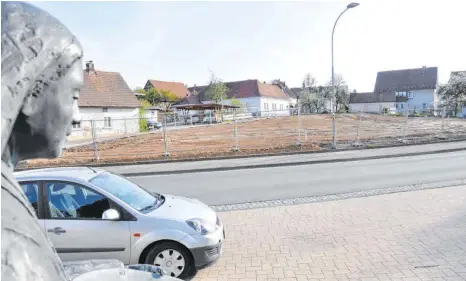  ??  ?? Noch ist es still auf dem Bauplatz für das künftige Mietinger Rathaus. Eigentlich ist ein Startschus­s für ein solches Projekt ein historisch­er Moment, der von einem Fest begleitet wird. Er wird allerdings wegen Corona vorläufig in aller Stille vor sich gehen.