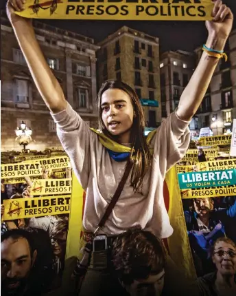  ?? ‘political prisoners’ ?? Unrest: Catalan independen­ce supporters call for the release of