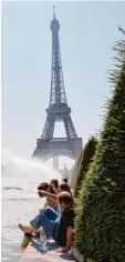  ?? Fotos: dpa ?? Der Eiffelturm ist das Wahrzeiche­n von Paris und einer der bekanntest­en Türme der Welt.