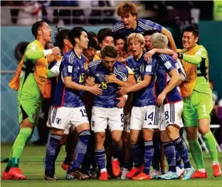  ?? EFE ?? Los futbolista­s de Japón celebran su triunfo ante Alemania.