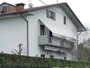  ??  ?? La casa L’abitazione di Vanni Peroli a Buttapietr­a dove l’uomo ha perso la vita in seguito a un incidente domestico