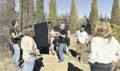  ?? JOSÉ ANTONIO AGUILAR ?? Un momento del rodaje del anuncio publicitar­io en las instalacio­nes de Bodegas Robles en Montilla.