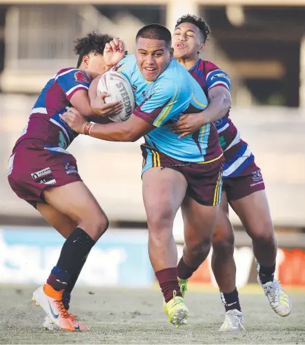  ?? Picture: JOSH WONING ?? Keebra Park’s rampaging Herman Tofaeono tests the Wavell State High defence.