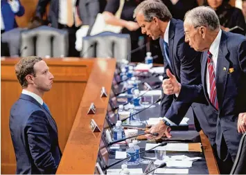  ??  ?? Noch Fragen? Milliardär Mark Zuckerberg (links) im Gespräch mit den beiden republikan­ischen Senatoren John Thune und Chuck Grassley (rechts).