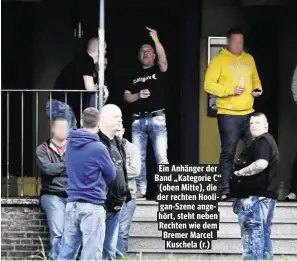  ??  ?? Ein Anhänger der Band „Kategorie C“(oben Mitte), die der rechten Hooligan-Szene angehört, steht neben Rechten wie dem Bremer Marcel Kuschela (r.)