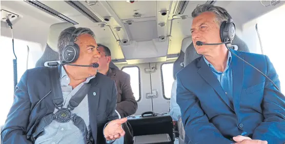  ?? Presidenci­a ?? A bordo de un helicópter­o, el gobernador de Mendoza, Alfredo Cornejo, y el presidente Mauricio Macri, ayer en San Rafael