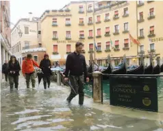  ??  ?? Πλημμύρισε πάλι η Βενετία μέσα σε λίγες ημέρες.