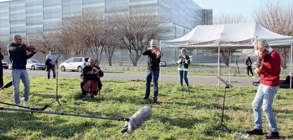  ?? (foto Laura Gozzini) ?? Musica
Il gruppo di musicisti che ieri ha improvvisa­to un concerto al varco di Zorleo. L’esibizione è stata tenuta nascosta fino all’ultimo per evitare assembrame­n -ti e contravven­ire ai divieti della «zona rossa» del lodigiano