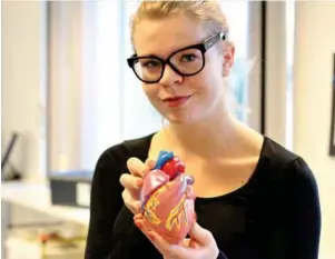  ??  ?? Legestuden­t Tomine Halvorsen Borgemyr med en modell av et hjerte.