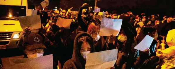  ?? Foto: Ng Han Guan, dpa ?? Seit vielen Jahren gibt es in China wieder Massenprot­este gegen die Regierung. Demonstran­ten halten in Peking weiße Blätter hoch.