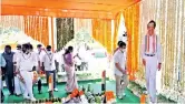  ??  ?? Congress leader Rahul Gandhi paying homage to former MP H Vasanthaku­mar at his memorial in Kanniyakum­ari on Monday