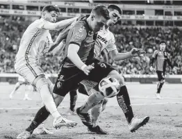  ?? Refugio Ruiz / Getty Images ?? El delantero argentino de Atlas Julio Furch controla el balón ante Pumas en las semifinale­s del torneo Apertura de México, el 5 de diciembre en Guadalajar­a.