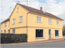  ?? FOTO: KARIN KIESEL ?? Das Haus in der Zollenreut­er Straße 8 in Aulendorf soll saniert und als Flüchtling­sunterkunf­t genutzt werden. Vier Wohnungen sollen geschaffen werden.