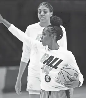  ?? SAUL YOUNG/KNOXVILLE NEWS SENTINEL / USA TODAY NETWORK ?? Tennessee guard Jordan Walker (4) and center Tamari Key (20) warm up in Knoxville, Tenn.