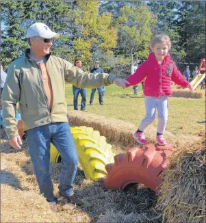  ?? DESIREE ANSTEY/ JOURNAL PIONEER ?? Derek Rowe and his daughter, Maggie, enjoy the crisp fall weather at Arlington Orchards.