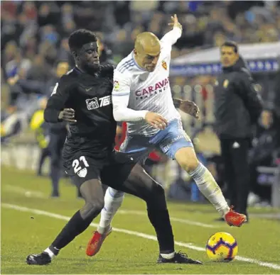  ?? JAIME GALINDO ?? Pombo trata de superar el asedio del malaguista N’diaye para llevarse el balón.