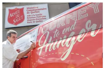  ?? PHOTO DANIEL MALLARD ?? Goeff Gyles sillonne le Canada à bord d’un VUS aux couleurs du 150e anniversai­re.