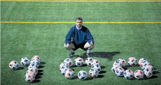  ??  ?? Ander Iriguíbel posa con el número 100 hecho por balones cuando llegó al centenar de goles en Tercera División.