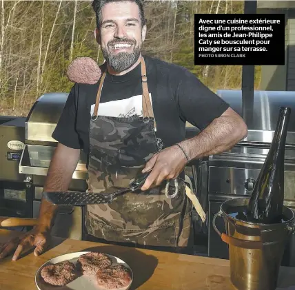  ?? PHOTO SIMON CLARK ?? Avec une cuisine extérieure digne d’un profession­nel, les amis de Jean-Philippe Caty se bousculent pour manger sur sa terrasse.